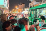 Phụ xe buýt dùng hung khí truy đuổi người sau va chạm ở Sài Gòn, dân bức xúc vây xe