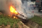 Tuyên Quang: Xe con cháy trơ khung sau khi lao xuống rãnh bên đường
