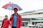 Tuyển thủ Việt Nam đội mưa rời sân bay Philippines về nước