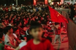Em bé dẫn đầu đám đông phất cờ đỏ sao vàng xem Việt Nam đá, hình ảnh yêu nhất ngày Chủ Nhật