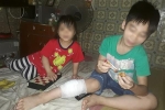 Đàn chó tấn công 2 học sinh tiểu học ở Hà Nội, một bé nhập viện vì bị cắn nhiều phát vào chân