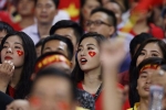 Hoa hậu Mỹ Linh rạng rỡ trên khán đài cổ vũ tuyển Việt Nam