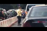 Khoảnh khắc người đàn ông xuống ô tô, tranh thủ tập thể dục ở ngã 4 khiến dân mạng thích thú