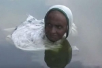 Mắc bệnh lạ, 'nàng tiên cá Ấn Độ' ngâm người cả ngày trong hồ hơn 20 năm