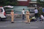 Người thân khóc ngất bên thi thể người phụ nữ chết thảm dưới gầm xe tải ở Đà Nẵng