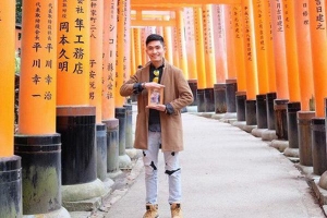 Chàng du học sinh Nhật mang di ảnh bố mẹ đi khắp thế gian: 'Ba má ơi, mình đi đâu tiếp?'