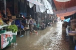 Chợ Vinh 'thất thủ', tiểu thương đội mưa vớt hàng trôi nổi