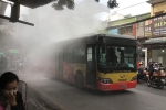 Hà Nội: Xe bus đang đi bất ngờ bốc khói mù mịt khiến nhiều người hoảng loạn