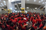 Hơn 100 CĐV Việt Nam bức xúc, trèo rào vào xem chung kết AFF Cup