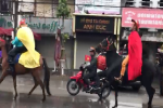 Clip: CĐV Hải Phòng cưỡi ngựa giữa phố để cổ vũ đội tuyển Việt Nam đá chung kết AFF Cup
