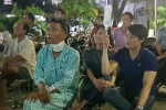 Bệnh nhân ung thư mang chai dịch truyền cổ vũ tuyển Việt Nam
