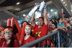 Mua vé đàng hoàng, CĐV Việt Nam vẫn phải đứng để nhường chỗ cho fan Malaysia