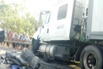 Xe container nổ bánh trước, tông 5 xe máy khiến 12 người nhập viện