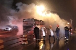 Xe khách giường nằm cháy trơ khung trên cầu Thanh Trì lúc nửa đêm