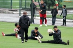 Không được bắt chính tại AFF Cup, thủ môn Tiến Dũng nhận cử chỉ tình cảm từ thầy Park