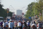 Nghìn người 'chôn chân' do kẹt xe suốt 3 giờ ở cửa ngõ Sài Gòn