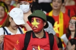 CĐV Việt đội mũ cối xem chung kết AFF Cup lên báo nước ngoài
