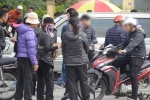 Clip: Cận cảnh những pha 'chặt chém' của dân phe vé trước mặt công an, giá vé chợ đen trận Việt Nam-Malaysia lên 18 triệu đồng/cặp