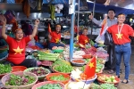 Không khí bóng đá len lỏi đến cả khu chợ nhỏ, chị em tiểu thương Đà Nẵng mặc đồng phục treo cờ 'tiếp lửa' cho đội tuyển Việt Nam