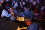 CĐV cứng nhất năm: Hàng triệu người hâm mộ hò hét cổ vũ Việt Nam dẫn trước vẫn lấy sách ra học chỉ vì 1 lý do này