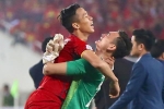 Vô địch AFF Cup 2018, thủ thành Văn Lâm bật khóc rưng rức khi ăn mừng cùng Quế Ngọc Hải