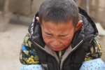 Xót xa cảnh bé trai 7 tuổi cầu xin được vào trại mồ côi khi cha mất, mẹ ôm tiền bỏ đi