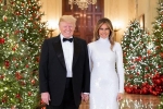 Bà Melania đẹp rạng ngời nắm tay Tổng thống Trump trong ảnh Giáng sinh chính thức