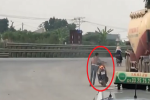 Clip: Người đàn ông bình thản dắt chiếc xe máy đang cháy ngùn ngụt đi giữa đường