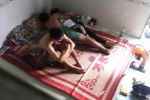 Hai chàng trai, một cô gái cùng nằm trên chiếc giường, câu chuyện bên lề khiến nhiều người bức xúc