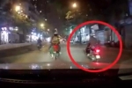 Người đàn ông đi xe máy không để ý con nhỏ ngồi sau tạo cảnh tượng như phim 'kinh dị' khiến người đi đường hoảng sợ