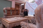 Choáng ngợp bộ bàn ghế cho 'người khổng lồ' của đại gia phố núi Nghệ An: Làm bằng gỗ được tuyển lựa, cao hơn đầu người