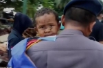 Giải cứu thành công em bé bị kẹt 12 giờ trong đống đổ nát do thảm họa sóng thần tại Indonesia