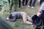 Hà Nội: Dân làng hô hoán vây bắt và đánh gục hai kẻ dùng súng điện trộm chó