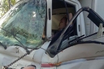 Đầu xe tải biến dạng sau tai nạn, người dân tìm cách cứu tài xế bị mắc kẹt trong buồng lái