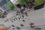 Hai nhóm giang hồ hỗn chiến kinh hoàng trên đường phố Sài Gòn, dân nháo nhào tìm chỗ trú thân