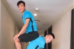 Bắt 'trend' cực nhanh, nhóm cầu thủ đội tuyển Việt Nam có bức ảnh đúng cách giới trẻ đang làm khiến fan thích thú