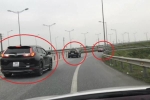 4 chiếc ôtô nối đuôi lùi tập thể trên đường dẫn cao tốc