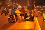 'Giàu có' như người Sài Gòn: Đi ngang cởi luôn áo khoác đang mặc cho người vô gia cư giữa đêm trở lạnh
