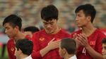 Khoảng khắc Xuân Trường cúi đầu  trước lá quốc kỳ Việt Nam tại Asian Cup 2019 khiến triệu trái tim Việt xúc động