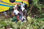 Vụ xe khách chở hàng chục sinh viên lao xuống đèo Hải Vân: 1 người đã tử vong