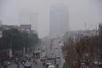 Giữa trưa Hà Nội vẫn chìm trong sương mù dày đặc, nóc các tòa cao tầng gần như 'biến mất' hoàn toàn