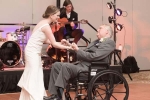 Khoảnh khắc cô dâu nắm tay bố ngồi xe lăn khiêu vũ lần cuối cùng khiến nhiều người rơi lệ