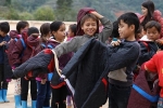 Niềm vui nhận áo ấm ngày rét đậm của học trò biên giới