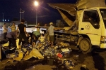 Người dân giúp tài xế xe tải thu dọn bia rơi trên đường phố Sài Gòn
