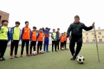 Liệt nửa người, thầy giáo Trung Quốc chống nạng dạy đá bóng
