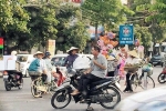 Hàng rong lại 'bủa vây' cổng Bệnh viện Đa khoa Hà Tĩnh