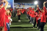 Tình nguyện viên UAE xếp hàng, chúc mừng CĐV Việt Nam
