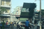 Biển quảng cáo đổ sập ở Sài Gòn, nhiều người chạy thoát thân