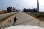 Clip: Tài xế container bẻ lái xuất thần cứu sống bé trai đạp xe sang đường theo kiểu 'không cần nhìn'