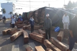 Xe container chở gỗ lật ngửa trên đường, một người bị thương